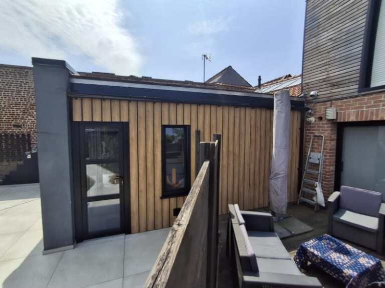 Terrasse en bois et carport métallique, aménagement extérieur