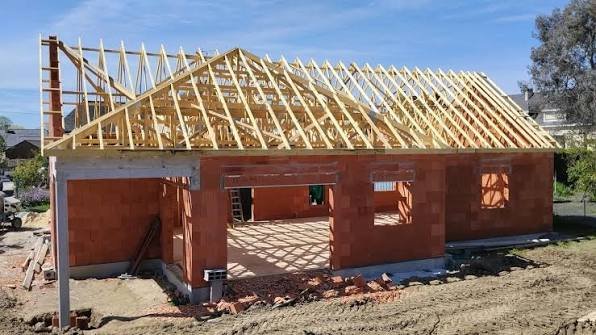 Charpente en bois neuve d’une toiture en construction