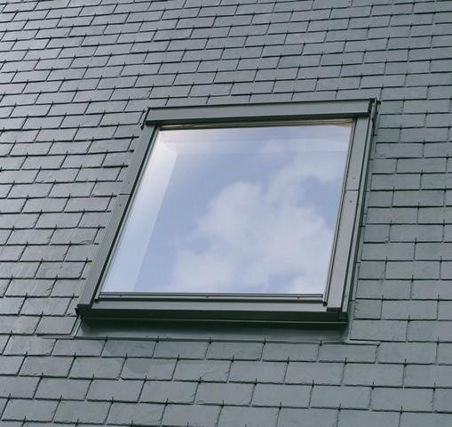 Fenêtre de toit VELUX installée sur une toiture en ardoises
