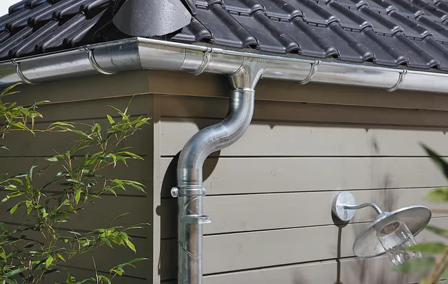 Installation de gouttières en zinc sur une maison à Lille